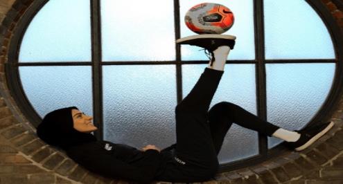 حكاية فتاة محجبة تحرج رجلا بمهاراتها في مونديال قطر (صور وفيديو)